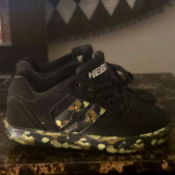 Heeleys  Boys Shoes size 4 youth - Picture 3 of 6